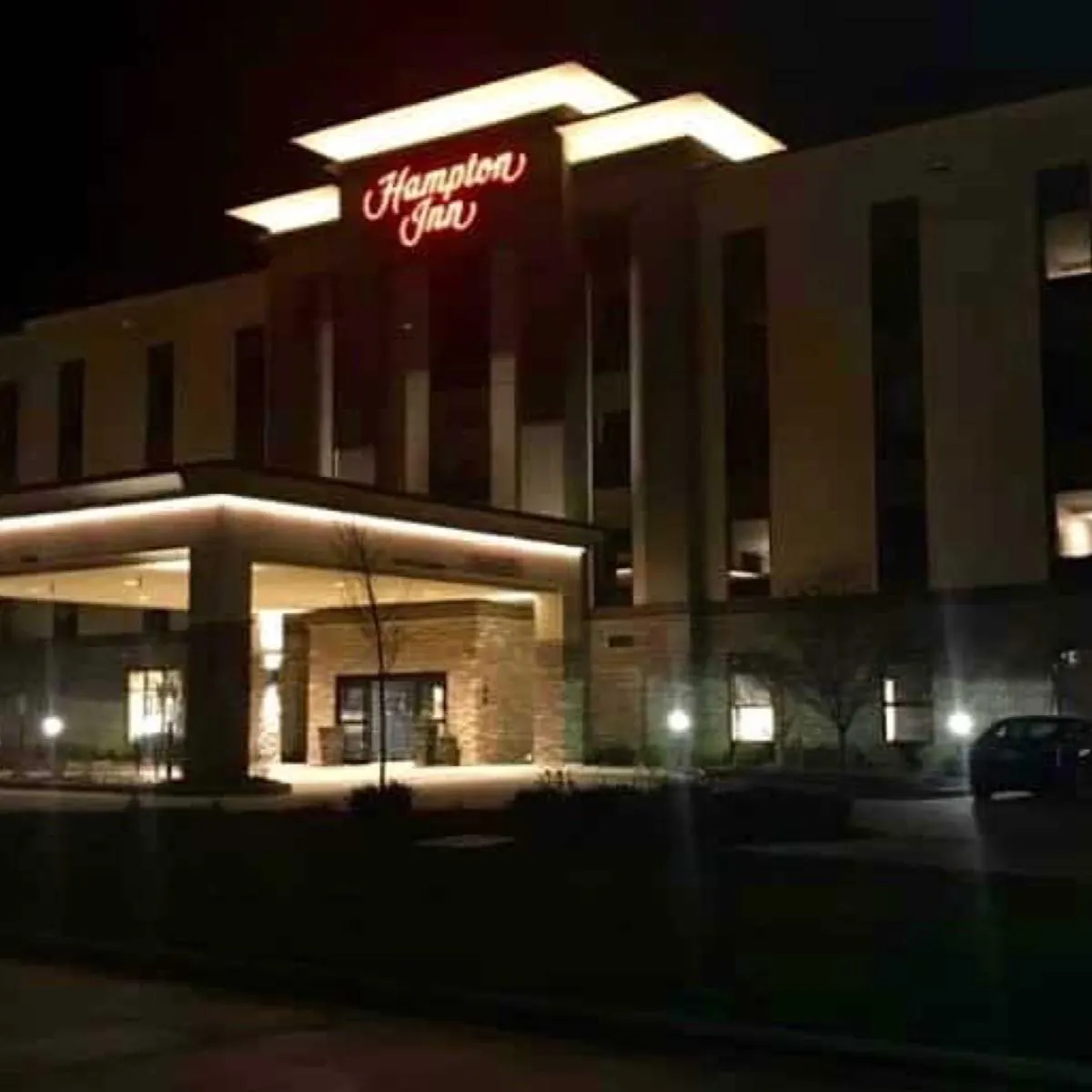 Hampton Inn Decatur/Mt. Zion at night