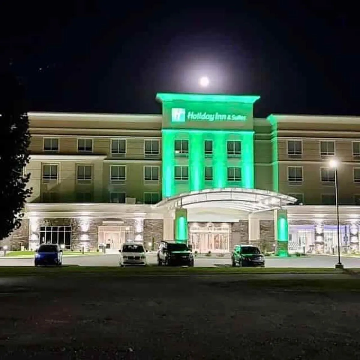 Holiday Inn Kentucky at night